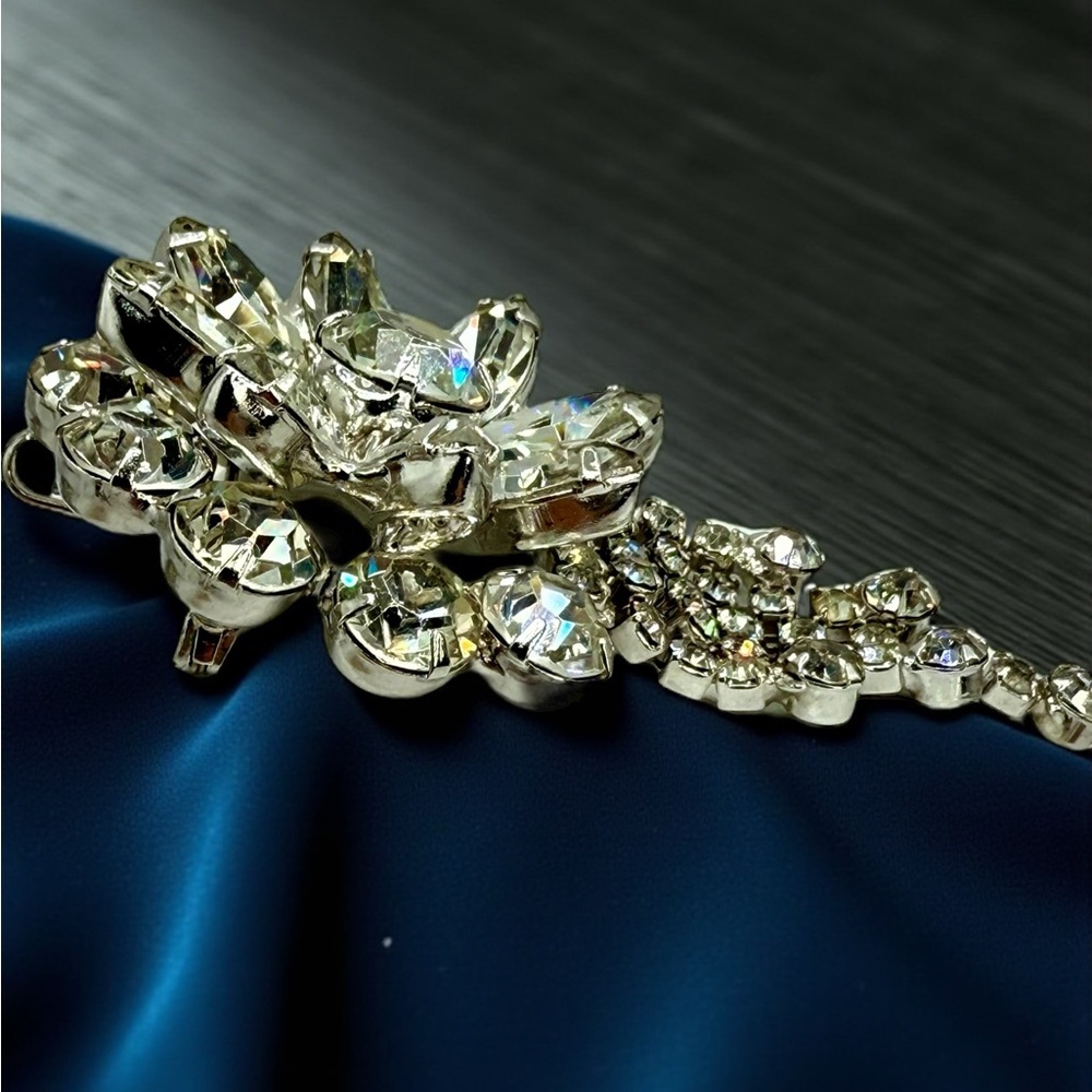 Vintage Layered Rhinestone Flower Brooch & Pendant with Dangles –Silver Tone EUC - Picture 9 of 17